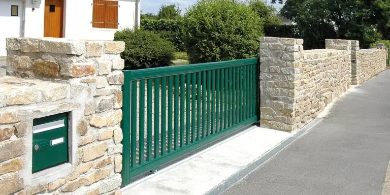 Lire la suite à propos de l’article Comparatif des matériaux pour vos portails et clôtures